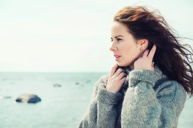 woman in woolly jumper which skin tags can catch on